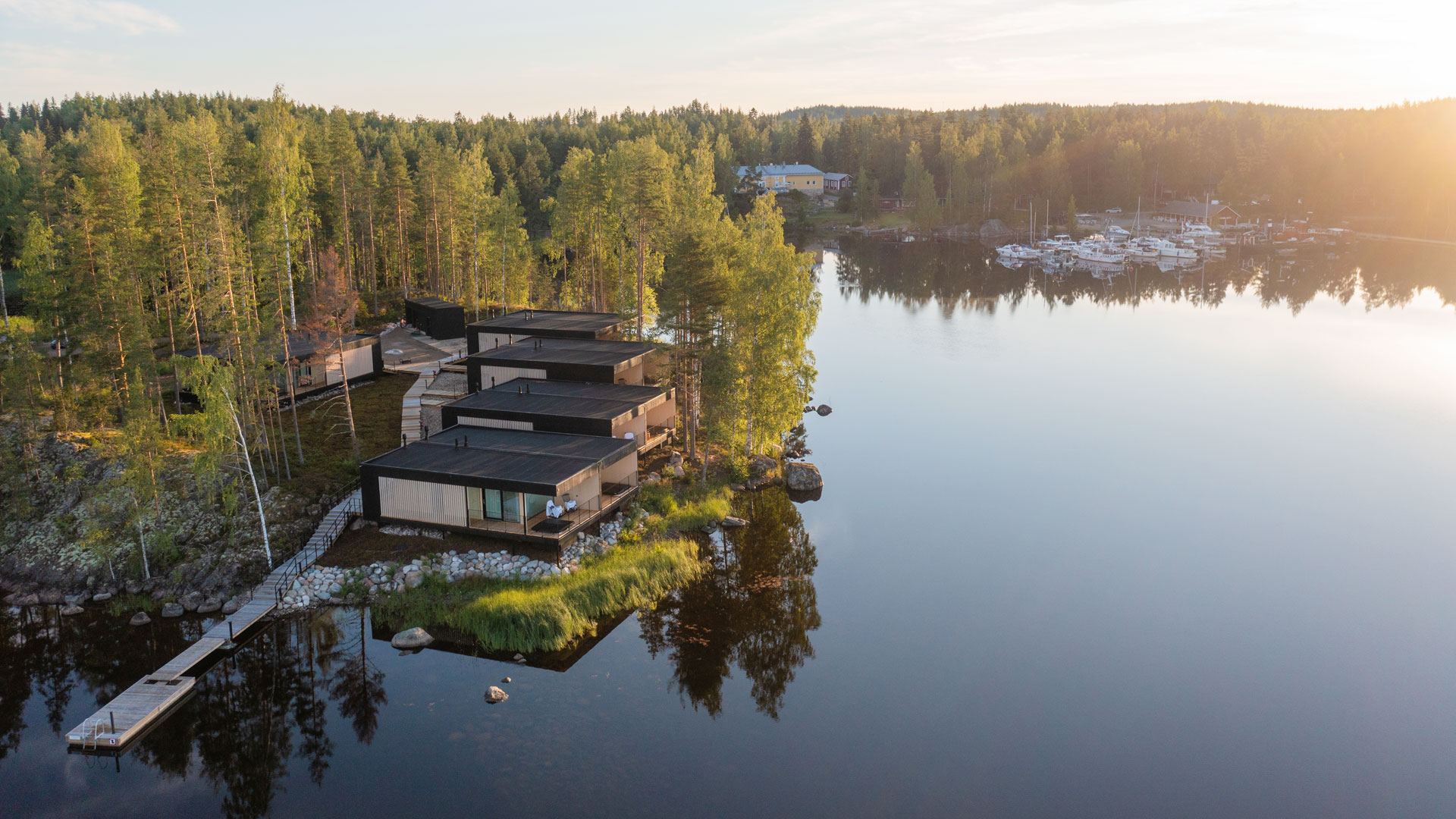 Järven rannalla on huviloita ja laituri. 